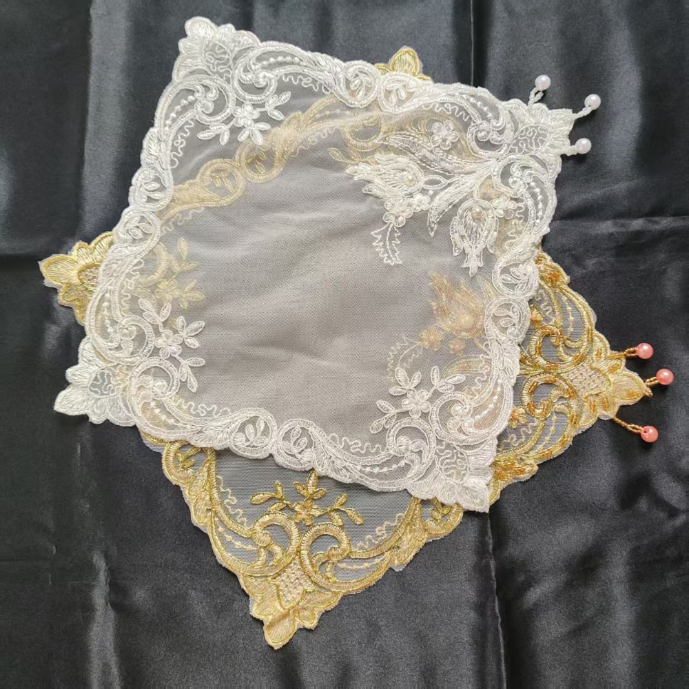 Embroidery Rose - แผ่นรองจานปักลายกุหลาบทอง ขนาด 28 ซม. รูปทรงสี่เหลี่ยม ลายดอกไม้